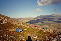 10.09.1995 - En pause i ettermiddagssola, ved stien Høgronden - Bjørnhollia, litt ovenfor stikrysset mot Veslkolldalen. Bildet er tatt mot øst. Vi kan skimte Gravskardhøgda (1767) bak noen skyer omtrent midt i bildet.