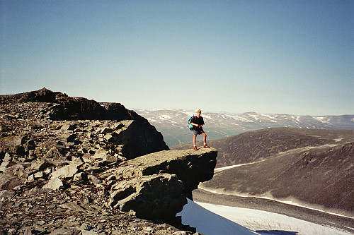 20.08.1995 - Et utspring/overheng mellom Vestre Skardstinden (2215) og Dumhøe (2181). Heimre Illåbrean nede til høyre.