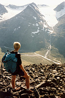 20.08.1995 - Jeg ser med lengsel ned mot Geitsætre hvor bilen står parkert. Det skiller "kun" rundt 900 høydemeter ned, men det var drøye høydemeter på det tidspunktet.