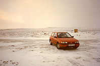 30.12.1995 - Ved bilen igjen etter rusleturen til Krøkla (1254 moh), som skimtes bak til høyre, bak det lille skuret.