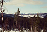 03.03.1996 - Bildet tatt nordvest for Rasmusfjellet (967 moh), mot Skåbu. Lengst bak ses blant annet noen topper i Jotunheimen.