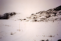 17.03.1996 - Vi har gått forbi stølen Ole, som ses her. Oppe til venstre er Svoloberget (1233).