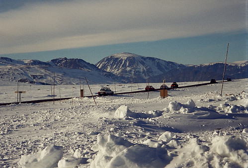 06.04.1996 - Påskeaften kjørte vi over Valdresflye og hadde igjen flott vær. Midt i bildet ruver Besshøe (2258). Svært lite snø til å være i påsken!