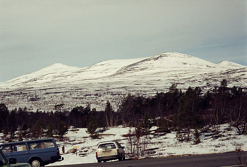 07.04.1996 - På tur gjennom Sjodalen stoppet vi ved Sjodalshaugan/Heimsanden for å ta en titt mot Nautgardstinden (2258), som er til venstre. Helt til høyre i bildet ses Stornubben (2174). Skrint skiføre mot disse toppene...