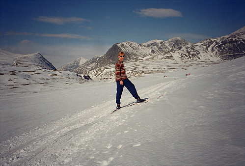 07.04.1996 - Vi nærmer oss Rondvassbu, som ses nokså midt i bildet, like til venstre for meg. Lite snø på de høyeste toppene i Rondane. 