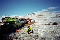 13.04.1996 - Hans Petter snører sko og er snart klar for Snøhetta Vesttoppen (2253), som ses bak. Her er vi ved Stridåbrui - hit var det brøytet.