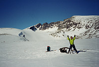 13.04.1996 - Snøhetta nærmer seg. Vesttoppen (2253), som var dagens mål, er til venstre.