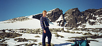 13.04.1996 - Her parkerte vi skiene og gikk resten til fots. Vi står omtrent på 1900 moh. Vesttoppen (2253) nærmest meg til høyre. Hettpiggen (2261) er neste til høyre.