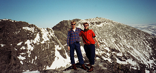 13.04.1996 - To fornøyde karer på Snøhetta Vesttoppen (2253). Snøhettas hovedtopp (2286) er bak til høyre.