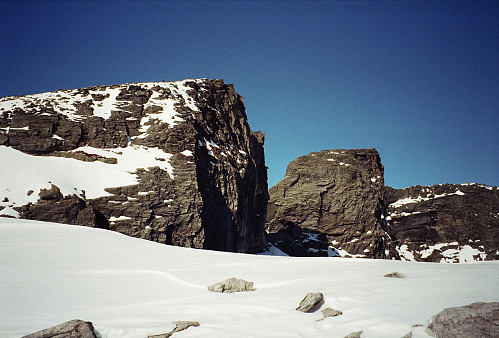 13.04.1996 - På vei ned igjen ser vi opp mot Vesttoppen (2253) til venstre, med Hettpiggen (2261) litt bak til høyre.