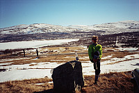 nils_1996-04-13_-11-_hans_petter_tøyer_ut_ved_hjerkinn_fjellstue.jpg
