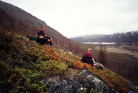 27.05.1996 - Pustepause i sørskråningen på Griningsdalshøe. Nede til høyre er Griningsdalen.
