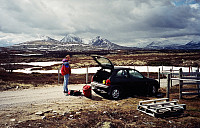 02.06.1996 - Parkering litt før Follandsvangen. Store Sølnkletten (1827) og Spisskletten (1690) ses bak midt i bildet.