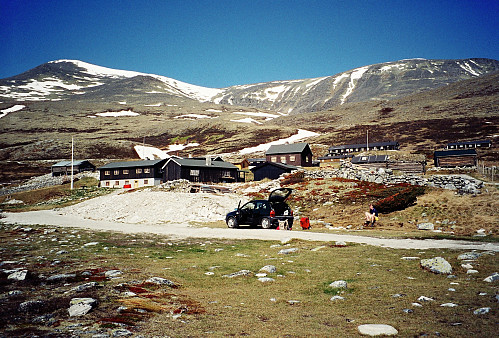 09.06.1996 - Vi parkerte nedenfor Dørålseter, som ses bak. Idyllisk i det nydelige sommerværet her ved turens start. 