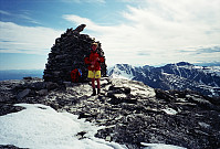 09.06.1996 - Ved den svære toppvarden på Digerronden (2016). Bak ses de vestre delene av Rondane.