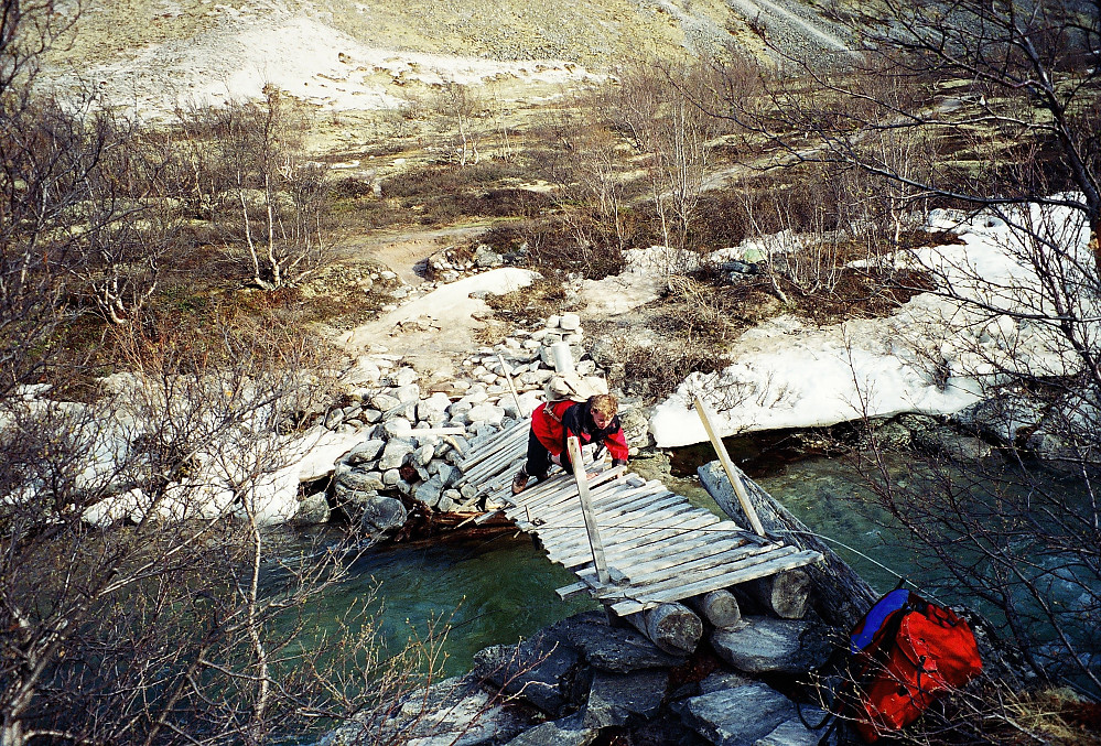 09.06.1996 - Hans Petter kryper over den vaklevorne og skeive brua over elva Døråe, rundt 1 km sørvest for Dørålseter. Brua hadde fått litt juling i løpet av den siste vinteren, men heldigvis holdt den oss på returen også.