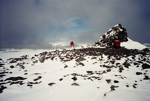 16.06.1996 - Mens skydekket sprekker opp og nærmest subber hodene våre, når vi toppvarden på Loftet (2170).