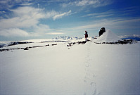 16.06.1996 - Gisle ved toppvarden på Loftet (2170). Langt bak ses Hurrungane.