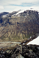 16.06.1996 - Utsikt fra Veslloftet (1630) mot øst. Nede i Leirdalen ses elva Leira. Oppe til høyre stikker Skardstinden (2373) opp bak Dumhøe-platået.