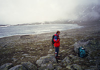 02.07.1996 - Vi har rundet sørsiden av Leirvatnet (som ses bak) og er på vei opp mot skaret mellom Kyrkjeoksle og Kyrkja. Leirvassbu ses til venstre på andre siden av Leirvatnet.