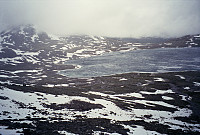 02.07.1996 - Vi er på vei ned fra Kyrkja (2032) og ser mot Leirvatnet. Leirvassbu kan ses oppe til høyre på andre siden av vannet.