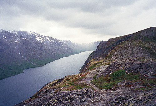 05.07.1996 - På Østre Sjugurdtinden (1305), med utsikt sørvestover Gjende.