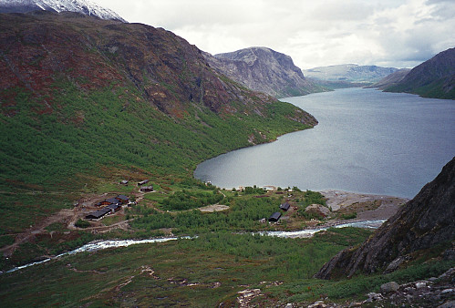 05.07.1996 - Vi er på vei ned fra Østre Sjugurdtinden (1305). Nede til venstre er Memurubu, mens Gjende er til høyre. I bakgrunnen midt i bildet ses Besseggen midt foran Veslfjellet (1743).