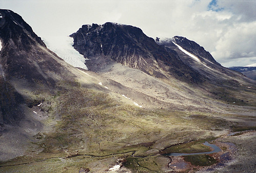 06.07.1996 - Utsikt over Øvre Russglopet, sett fra skaret øst for punkt 1562 (Øst for Hesttjønne). Vi ser mot Nestaustre Surtningssue (2035, midt i bildet). Til høyre er Austre Surtningssue (2078). Den lange snøfonna til høyre skulle vi benytte under returen.