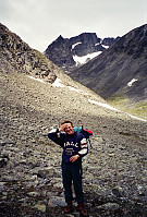 06.07.1996 - Vi er kommet ned i Øvre Russglopet. Bak ses Søre Surtningssue (2130).