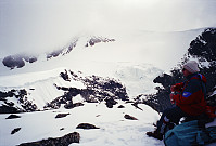 06.07.1996 - Gisle på Surtningssuoksle (2222). Oppe i skyene i bakgrunnen er Surtningssue (2368). Litt til høyre ses de enorme isblokkene som var iferd med å rase ut og ned på Blåbrean.
