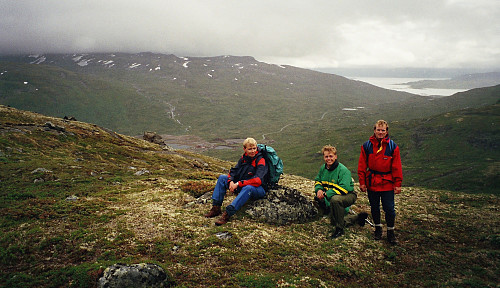28.07.1996 - Ikke langt igjen tilbake til Fondsbu og Eidsbugarden, som ses i bakgrunnen midt i bildet. Vi befinner oss lengst vest på Gravafjellet, og bikker straks ned i Mjølkedalen.