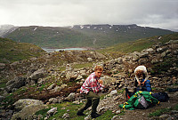 28.07.1996 - På stien fra Fondsbu til Skogadalsbøen/Olavsbu. Vi er oppe i Mjølkedalen, og ser Eidsbugarden i bakgrunnen midt i bildet, til høyre for vannet Bygdin.