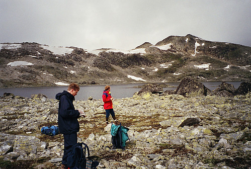 28.07.1996 - Vi tar en pause mellom Snøholsvatnet (1484) og vann 1487, nordvest for Snøholsvatnet. Bak ser vi sistnevnte vann.