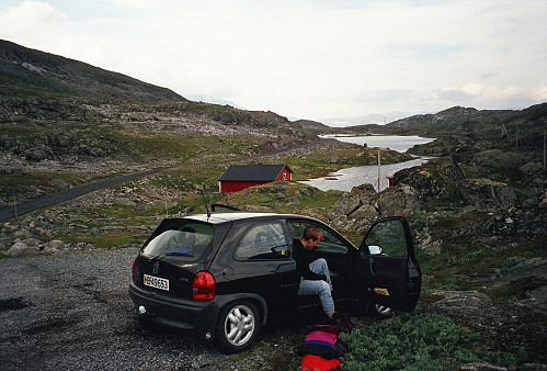10.08.1996 - Vi parkerte ved Galgeberghytta, som ses bak. Sognefjellsvegen er til venstre.