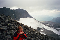 10.08.1996 - En lengre matpause tok vi nede i ura på brede ryggen vest for Store Steindalsnosi (2025). Oppe til venstre ses Midtre (1900) og Vestre Steindalsnosi (1936).