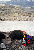 10.08.1996 - På veien ned fra Galgeberg til Sognefjellsvegen (som ses litt ovenfor midten), gikk vi over denne fonna. Det fristet lite å prøve disse tunnelene under snøfonna...