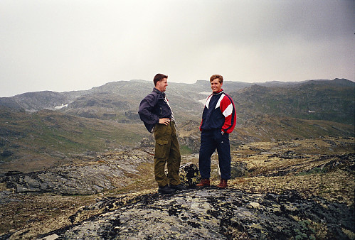 18.08.1996 - Helge og Ragnar på høyde 1515, Sør for Vakkertjønne. Bildet er tatt mot nord. 