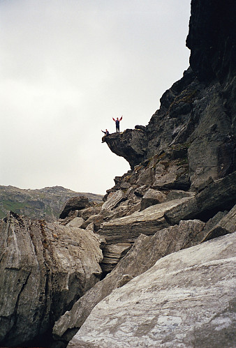 18.08.1996 - Helge og Ragnar på overhenget som befinner seg drøyt 300 meter nordøst for høyde 1508 (Sørvest for Trivlegtjønne). 
