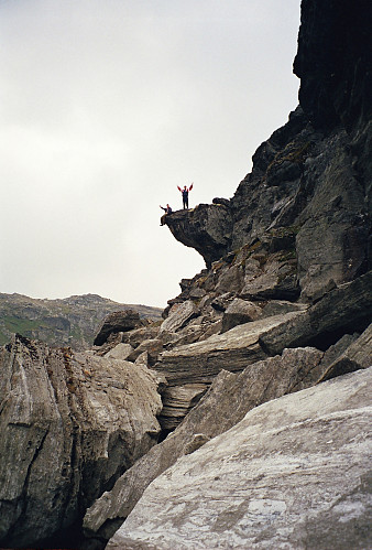 18.08.1996 - Helge og Ragnar på overhenget som befinner seg drøyt 300 meter nordøst for høyde 1508 (Sørvest for Trivlegtjønne).