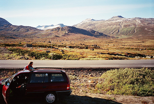 14.09.1996 - Parkering ved veien over Valdresflye. Midt i bildet ses dagens mål: Raudhamran (1437). Lenger bak oppe til høyre er Tjønnholstinden (2330) og Høgdebrotet (2226).