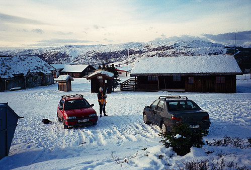 16.11.1996 - Parkering ved Gålå på formiddagen. Bildet er tatt mot sørvest. I bakgrunnen ses Valsfjellet (1148).