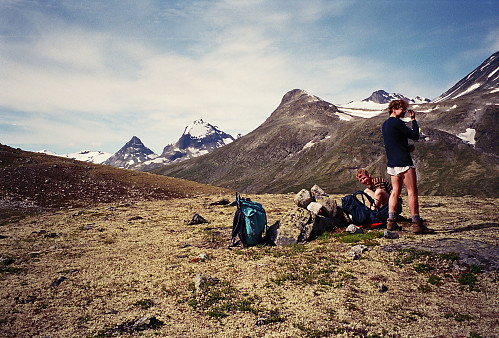 20.07.1996 - Vi tar dagens første pause på høyde 1353, vest for Hellstuguåe, og helt i starten på ryggen som fører opp til Hellstuguhøe (2072) fra nord. Bildet er tatt mot sørvest.