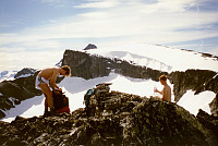 20.07.1996 - På toppen av Hellstuguhøe (2072). Mye snø opp til Nørdre Hellstugutinden (2218), som er nærmest i bakgrunnen.
