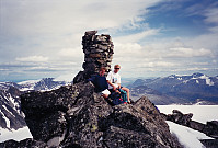 20.07.1996 - Johan Kristian og jeg på Midtre Hellstugutinden (2339). Helt herlig å sitte så høyt til fjells og kjenne at det er varmt i shorts og t-skjorte! Utsikt mot sørøst.