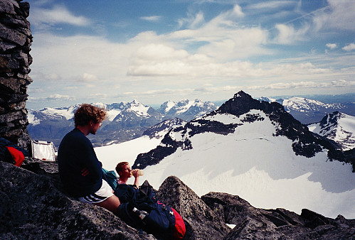 20.07.1996 - Utsikten er nydelig fra Midtre Hellstugutinden (2339). Store Hellstugutinden (2346) er til høyre. Her satt vi en god stund før vi klarte å bryte opp. Dessverre må man også ned igjen... :)