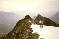 19.08.1996 - Rett bak Helge & Ragnar er Vestre Tverrbottinden (1920). Spissen midt i bildet er kun en del av ryggen mellom Vestre (1920) og Vest for Tverrbottinden V1 (2110). Her gikk vi litt på snøen og breen som strekker seg opp fra Søre Illåbrean. Godt å gå på snø etter et stykke med ur og stein...