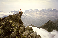19.08.1996 - Helge fant favorittplassen sin, ca 100 meter vest for toppen av Vest for Tverrbottinden V1 (2110). Nedenfor til høyre ses Vestre Tverrbottinden (1920), som vi hadde kommet fra.