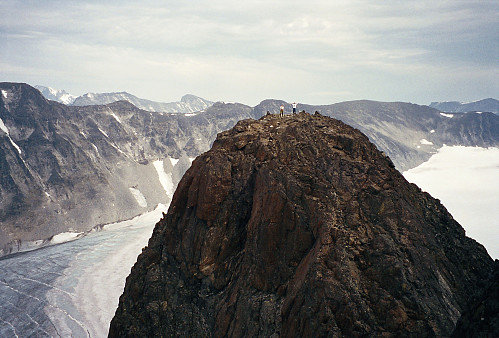 19.08.1996 - Helge og jeg står på Tverrbottinden V1 (2113), mens Ragnar tar bilde fra Vest for Tverrbottinden V1 (2110). 