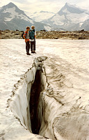 19.08.1996 - Vi er nede i Leirholet hvor selv flate og tilsynelatende uskyldige fonner prøver å sluke en stakkars turvandrer... Bak til venstre ses Stetinden (2020), og til høyre er Storebjørn (2222).