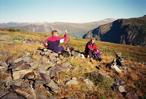 06.09.1996 - Frokost i nydelig septembervær langs veien mellom Øvre Årdal og Turtagrø. Vi sitter ovenfor Hongi, sørvest for Turtagrø.